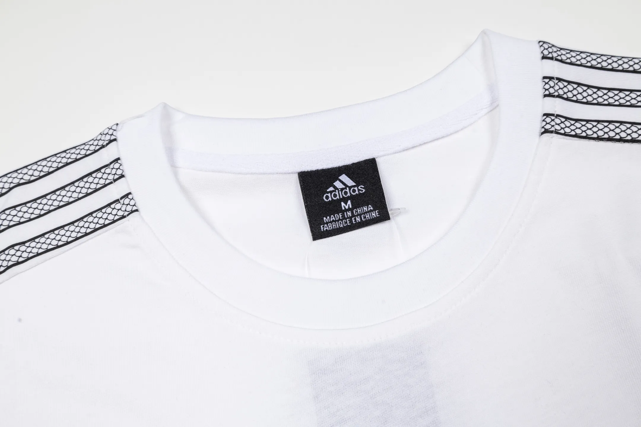 adidas Clover 03 Archive Tee short-sleeved men's and women's couple's T-shirt, a replica of the 2003 Classic design, black and white main color + "03" number on the chest, full of retro feeling! The three stripes on the shoulders are very recognizable. Made of 230g pure cotton, soft and breathable, super comfortable to wear in summer. Slightly loose fit, same style for men and women. It can be worn casually with jeans or sweatpants. It can be easily used for daily commuting and leisure. It is a must-have Versatile item in the wardrobe. Style number: A 251# Color: Black White Size: S M L XL XXL